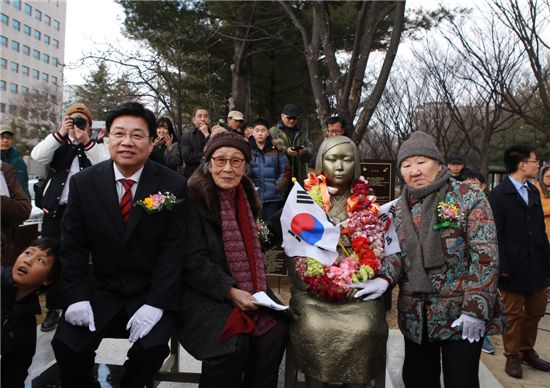 권선택(맨 왼쪽) 대전시장이 할머니들과 '대전 평화의 소녀상'을 배경으로 기념사진을 찍고 있다.