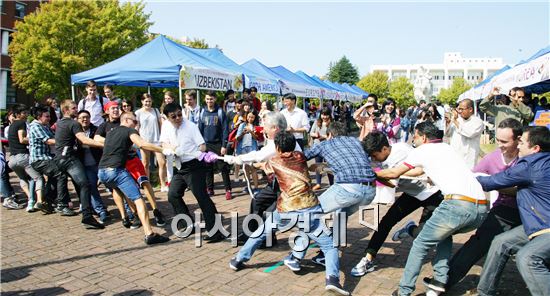 전남대학교 2014 국제교류의날 행사에서 유학생들이 줄다리기를 하고있다.