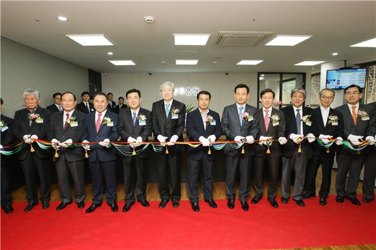 김한 광주은행장(오른쪽 일곱번째)과 관계자들이 서울 삼성동지점 개점식에 참석해 기념촬영을 하고 있다.