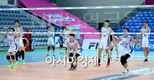 [포토]대한항공과의 경기 앞두고 훈련하는 삼성화재