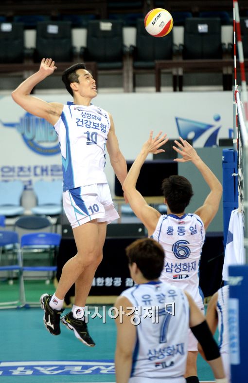 [포토]속공 연습하는 삼성화재 고희진