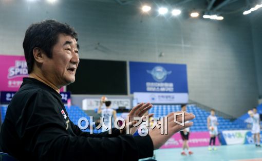 [포토]신치용 감독, '내일 경기가 중요해!'