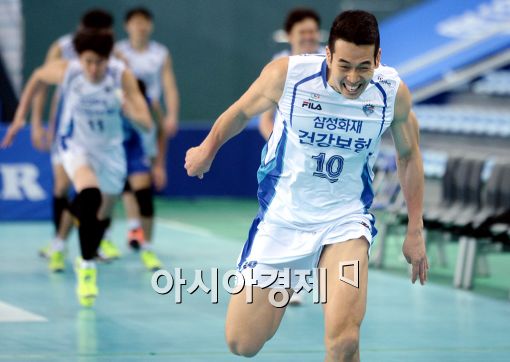 [포토]고희진, '힘든 훈련도 즐겁게'