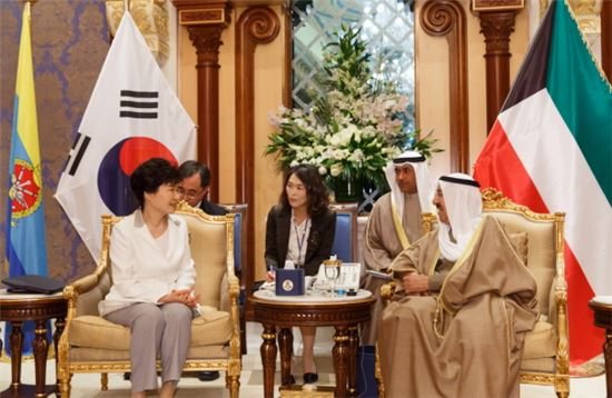 박근혜 대통령은 2일 오후(현지시간) 쿠웨이트 바얀궁에서 셰이크 알-아흐마드 알-자베르 알-사바 쿠웨이트 국왕과 정상회담을 개최했다.(사진제공 : 청와대)