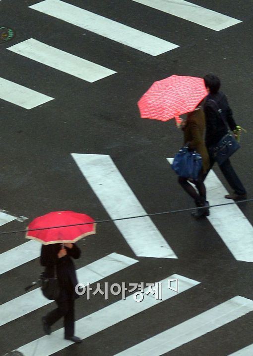 [오늘날씨]전국 흐려…광화문, ‘진눈깨비’ 내리니 우산 챙겨요