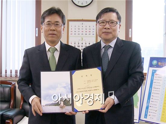 박은호 나주시 부시장(오른쪽)이 정순남 교수에게 투자자문관 위촉장을 전달하고 있다.