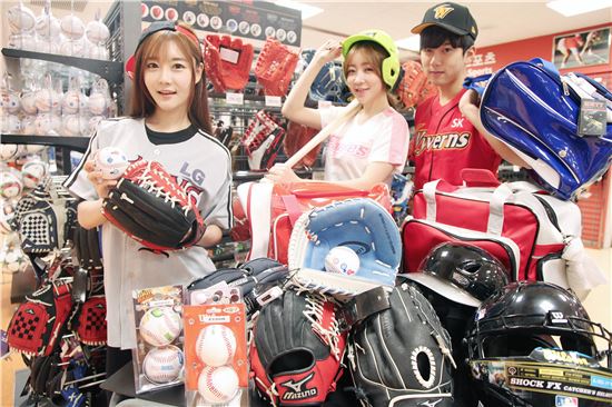 3일 서울 성동구 이마트 성수점에서 모델들이 야구공, 글러브, 배트 등 다양한 야구용품을 선보이고 있다.
