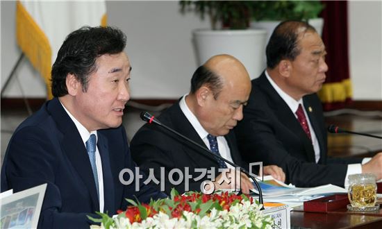 [포토]답변하는 이낙연 전남도지사