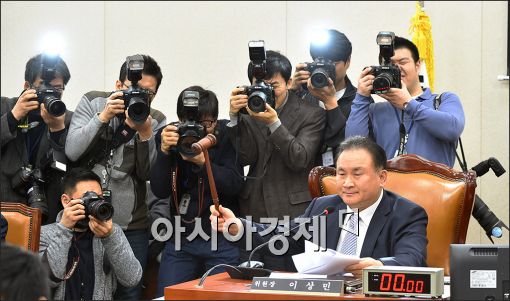 이상민 국회 법제사법위원장이 3일 오후 전체회의에서 '김영랍법'의 가결을 선포하고 있다.