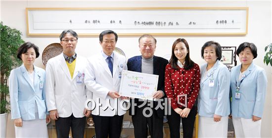 탤런트 임현식씨(왼쪽에서 4번째)가 화순전남대병원을 방문, 소아암 환아들을 돕기 위해 1,000만원을 기부하고 있다. 