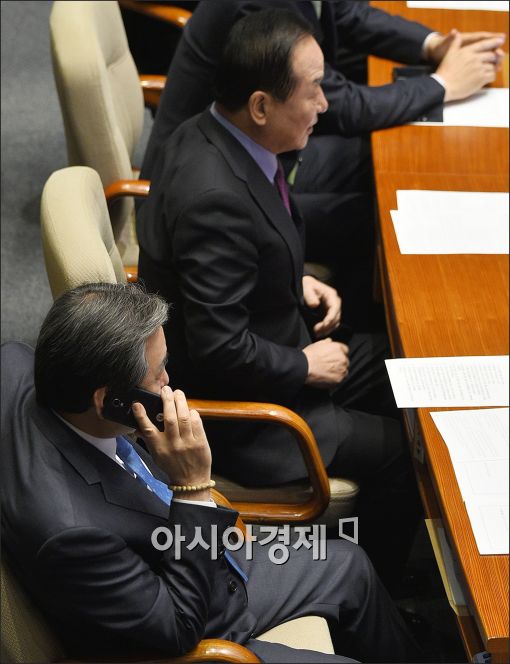 [포토]전화하는 김무성 대표