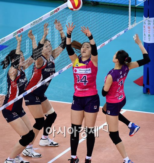 [포토]조송화, '토스는 반대로~'