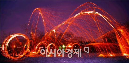 정월 대보름을 이틀 앞둔 3일 저녁 전남 함평군 월야면 달맞이 공원에서 주민들이 쥐불놀이를 하면서 한해의 소망을 빌고 있다.  한편 함평군 월야면은 오는 5일 보름날에 이곳 달맞이 공원에서 정월대보름맞이 전통세시풍속재현행사 기원제를 개최한다.