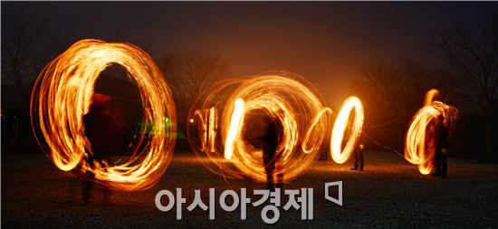 정월 대보름을 이틀 앞둔 3일 저녁 전남 함평군 월야면 달맞이 공원에서 주민들이 쥐불놀이를 하면서 한해의 소망을 빌고 있다.  한편 함평군 월야면은 오는 5일 보름날에 이곳 달맞이 공원에서 정월대보름맞이 전통세시풍속재현행사 기원제를 개최한다.