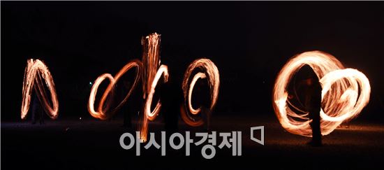 정월 대보름을 이틀 앞둔 3일 저녁 전남 함평군 월야면 달맞이 공원에서 주민들이 쥐불놀이를 하면서 한해의 소망을 빌고 있다.  한편 함평군 월야면은 오는 5일 보름날에 이곳 달맞이 공원에서 정월대보름맞이 전통세시풍속재현행사 기원제를 개최한다.
