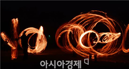 [포토]둥근 달 만큼 '풍성'한 함평 정월대보름 쥐불놀이