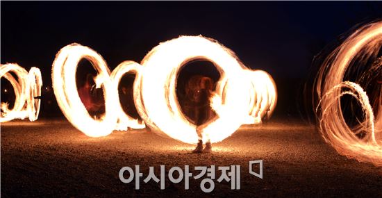 정월 대보름을 이틀 앞둔 3일 저녁 전남 함평군 월야면 달맞이 공원에서 주민들이 쥐불놀이를 하면서 한해의 소망을 빌고 있다.  한편 함평군 월야면은 오는 5일 보름날에 이곳 달맞이 공원에서 정월대보름맞이 전통세시풍속재현행사 기원제를 개최한다.