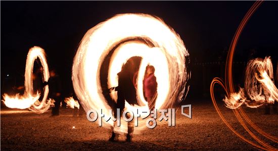 정월 대보름을 이틀 앞둔 3일 저녁 전남 함평군 월야면 달맞이 공원에서 주민들이 쥐불놀이를 하면서 한해의 소망을 빌고 있다.  한편 함평군 월야면은 오는 5일 보름날에 이곳 달맞이 공원에서 정월대보름맞이 전통세시풍속재현행사 기원제를 개최한다.