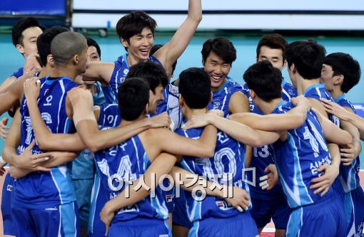 [포토]환호하는 삼성화재, '정규리그 4연패야!'