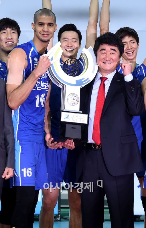 [포토]신치용 감독, '정규리그 4연패 미소'