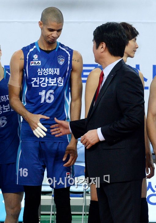 [포토]신치용 감독, '레오, 수고했어'