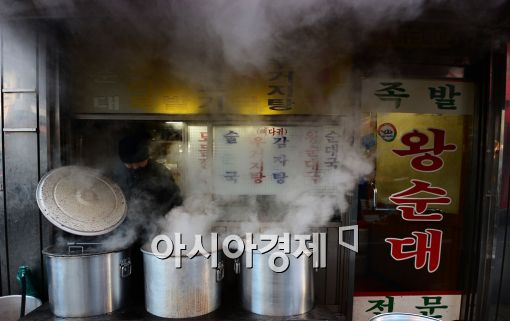 [포토]꽃샘추위 찾아온 서울, 따뜻한 국밥 한 그릇 어떠세요?