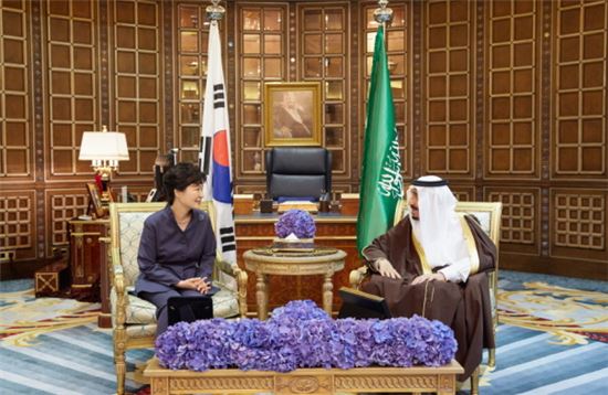 박근혜 대통령과 살만 빈 압둘아지즈 알 사우드 국왕이 3일 오후(현지시간) 사우디아라비아 리야드 에르가궁에서 정상회담을 하고 있다. (사진제공 : 청와대)