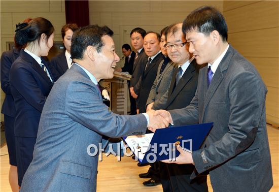 [포토]교통유공자들에게 표창하는 윤장현 광주시장