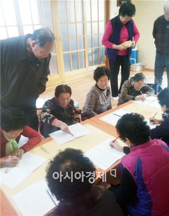 장흥군 안양면(면장 김광렬) 운정 여자경로당에서는 일주일에 두 차례 어르신들을 위해 ‘행복 글방’이라는 이름으로 한글 교실이 열린다.
