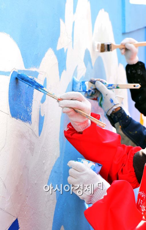 [포토]'어린이도서관 벽화 그리기'