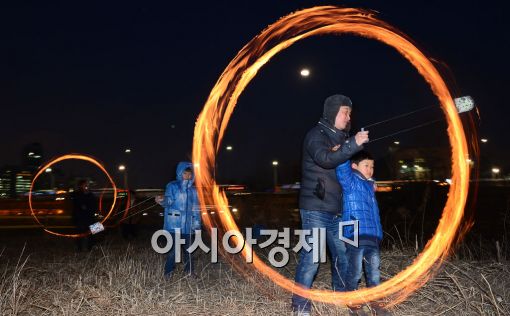 [포토]쥐불놀이에 액운을 담아 날려버리자 