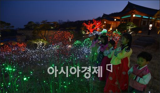 [포토]"새봄, 전통 한옥의 빛의 향연을 즐기세요"