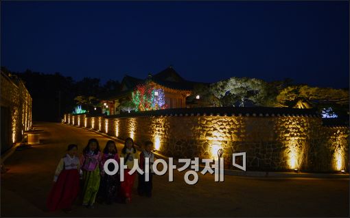[포토]일산 한옥마을 ‘정와’ 야간 빛축제