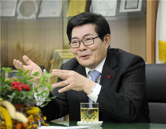 김기동 광진구청장이 5일 서울시가 발표한 지하철2호선 지상구간의 지하화에 대한 연구 용역 착수에 대해 환영하는 공식 입장을 밝혔다.