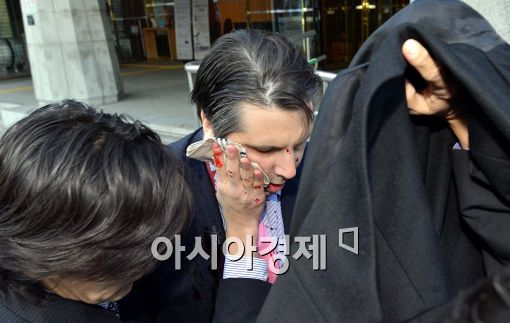 5일 김기중씨의 피습으로 중상을 당한 리퍼트 대사가 병원을 가기위해 차에 오르고 있다.