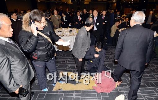 5일 오전 마크 리퍼트 주한 미 대사를 공격했다 현장에서 검거된 김기종 대표. 사진=아시아경제 DB
