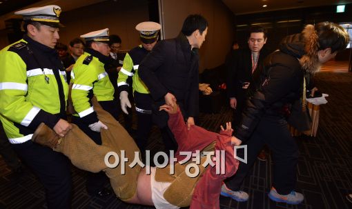 리퍼트 주한 미대사를 칼로 공격한 김기종씨가 경찰에 붙잡혀 끌려나오고 있다.  