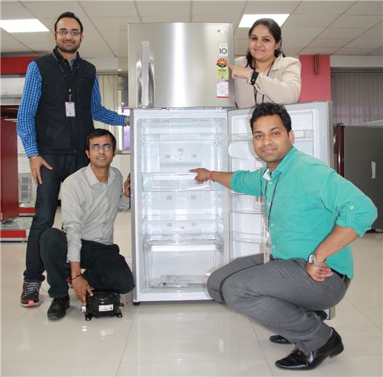 인도에서 청정개발체제 사업을 진행하고 있는 LG전자 직원들과 LG 냉장고(사진제공 : LG전자)