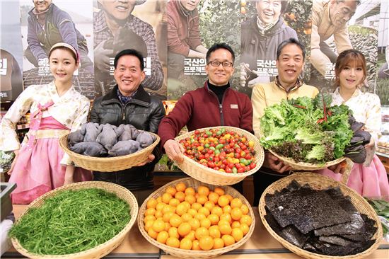 5일 오전 서울 성동구 이마트 성수점에서 국산의 힘 프로젝트 홍보 행사가 열린 가운데 최성재 이마트 식품본부장, 산지 농민들이 국산 농·축·수산물을 선보이고 있다.

