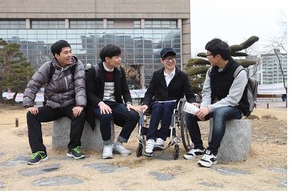 황수범(사진 오른쪽에서 둘째) 군이 숭실대 캠퍼스에서 친구들과 이야기하고 있다. 황 군은 2015년 벤처중소기업학과에 입학했다. 사진=숭실대