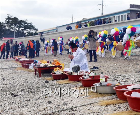 해남 송지 동현, 바다에서 헌식제 지내는 풍습 눈길