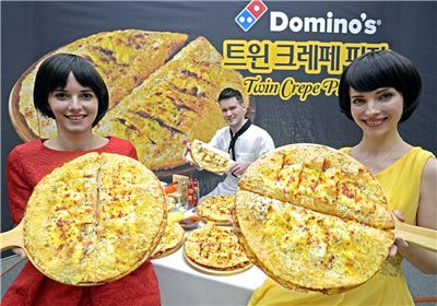 [포토]“‘도미노 트윈 크레페 피자’ 맛보세요”