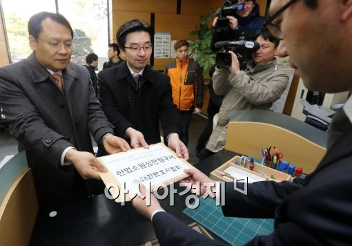 [포토]김영란법 헌법소원심판청구서 제출하는 대한변협 