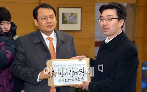 김영란법 시행 D-4개월, '위헌 여부' 결정이 변수 