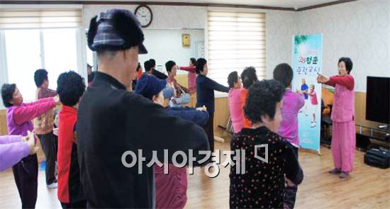 장흥군(군수 김성)은 지난 2월부터 연말까지 100세 시대의 건강한 노년을 위한 '28청춘 관절교실'을 운영한다.