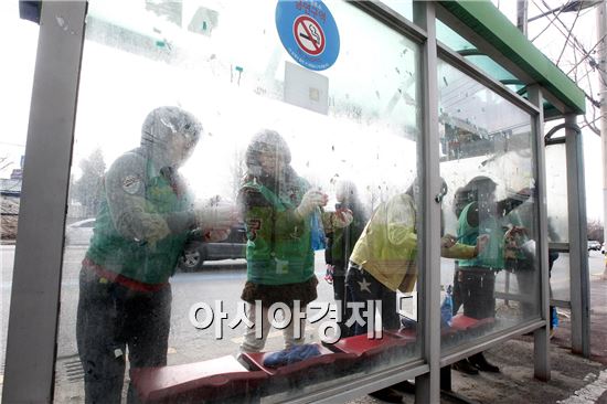 광주 북구 중흥2동 주민센터(동장 문연식) 직원들과 새마을부녀회원들이 5일 봄을 맞아 광주역육교 버스정류장을 청소하고 있다. 중흥2동은 3월말까지 대청소 기간으로 정하고 순차적으로 관내 버스정류장 청소를 진행할 계획이다. 사진제공=광주시 북구