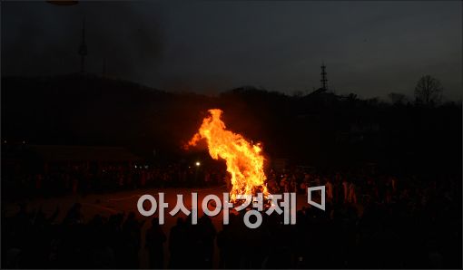 [포토]한옥마을 달집태우기