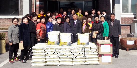 재광기업인 남도금형(주) 오기종 회장은 대보름을 맞아  5일 곡성읍사무소에서 곡성읍 29개 마을 노인회관과 다문화가정 4세대에 사랑나눔 쌀과 양념간장, 금일봉을 전달해 미담이 되고 있다.
