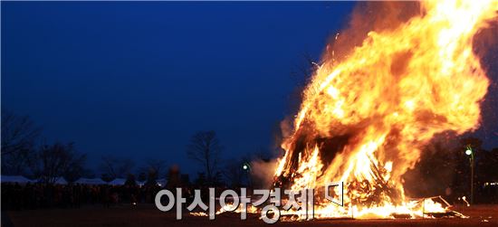 새해를 맞아 첫 보름달이 떠오르는 정월 대보름인 5일 오후 전남 함평군 월야면 달맞이 공원에서  한 해의 소원성취와 안녕·풍년을 기원하는 달집태우기 행사를 찾은 관광객과 군민들이 새해 소망을 빌고 있다.이날 높이 15m, 지름 8m 규모로 제작된 달집태우기로 지난 액운을 태워버리고 풍요와 희망을 기원했다. 사진제공=함평군