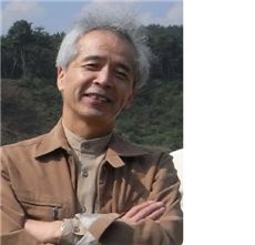 자신이 소장해온 '동국통감'을 한남대에 기증하는 고노시 다카미츠(神野志隆光) 일본 도쿄대학 명예교수